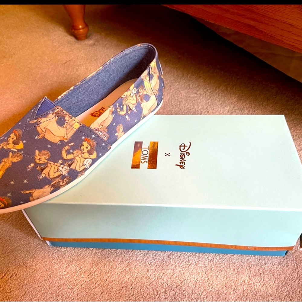 Tom’s NIB Size 10 Snow White slip ons!
